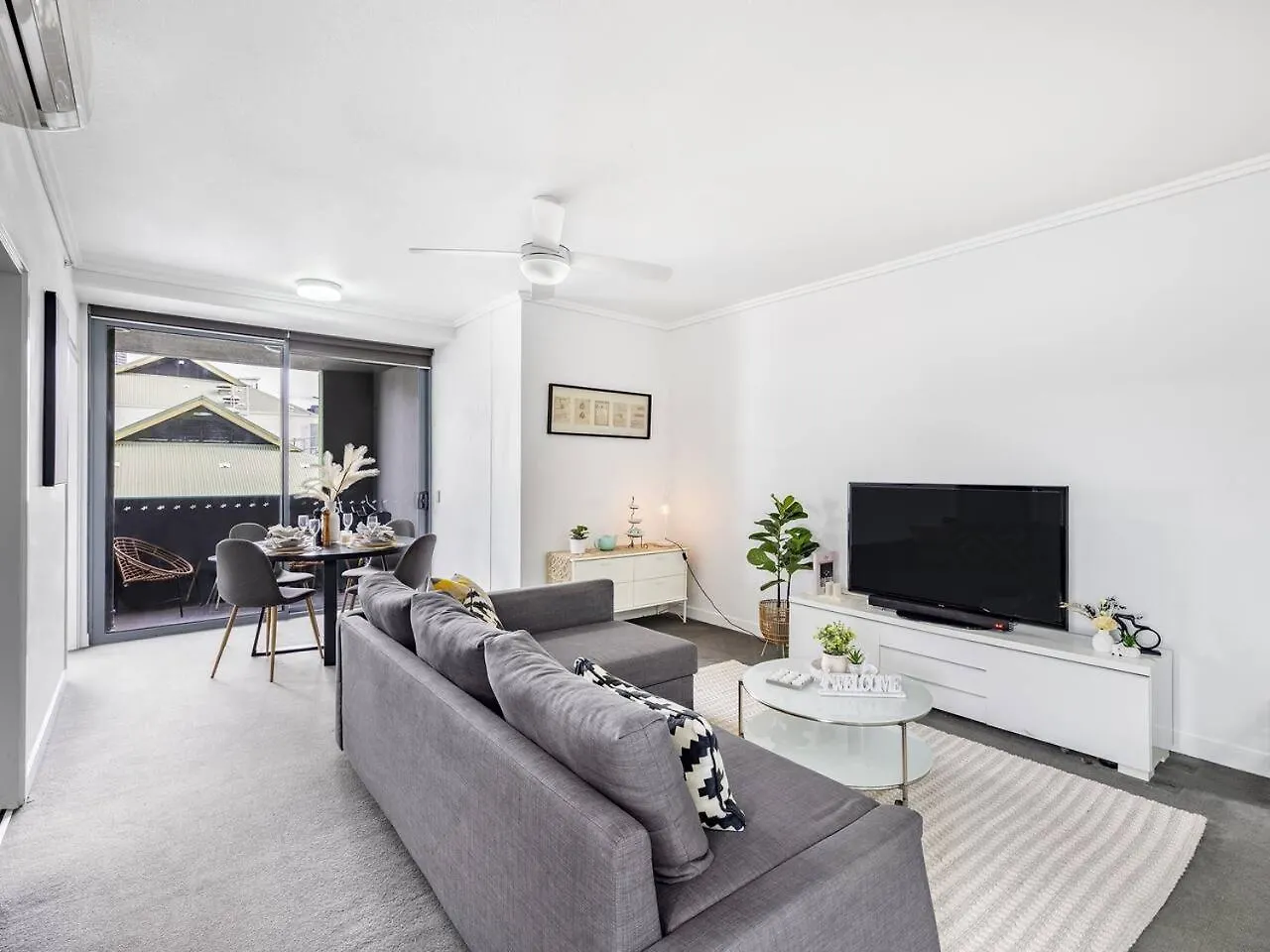 Steps To High End Cafes And Shops Deck N Pool Apartment Brisbane Australia