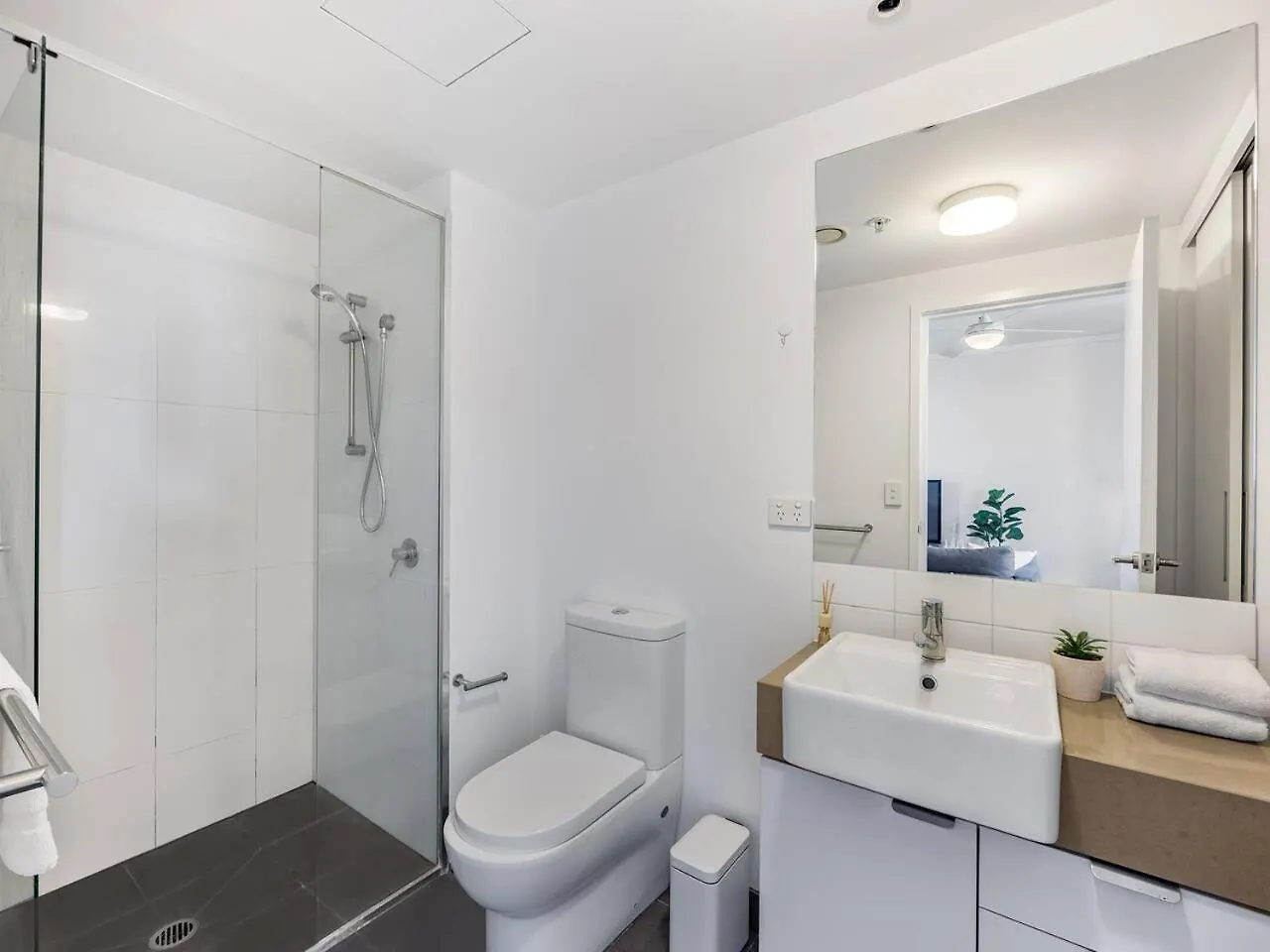 Steps To High End Cafes And Shops Deck N Pool Apartment Brisbane Australia